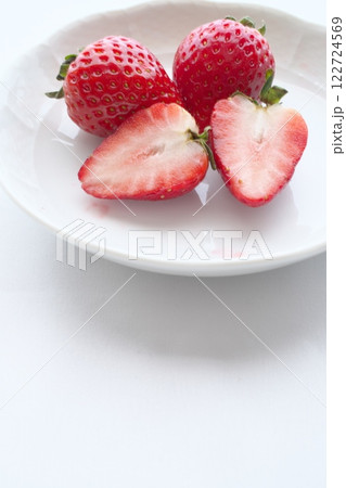 お皿に盛りつけられたいちご 122724569