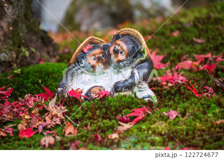 Tanuki couple statue with red maple leaves at Nanzenji, Kyoto 122724677