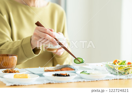 朝食を食べるシニアの女性 朝食を食べるシニアの女性 122724821