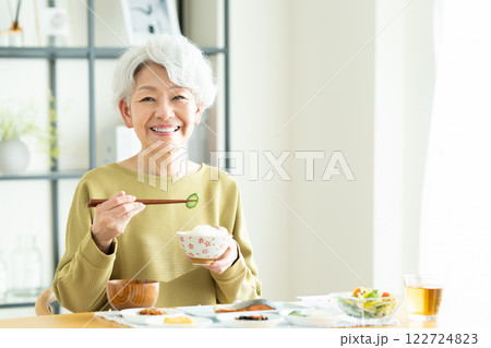 朝食を食べるシニアの女性 朝食を食べるシニアの女性 122724823