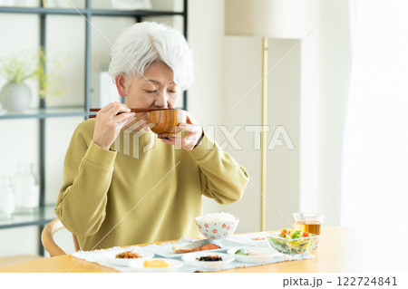 朝食で味噌汁を飲むシニアの女性 朝食で味噌汁を飲むシニアの女性 122724841