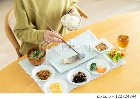 朝食を食べる若い女性 朝食を食べる若い女性 122724844