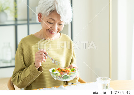 サラダを食べるシニアの女性 サラダを食べるシニアの女性 122725147