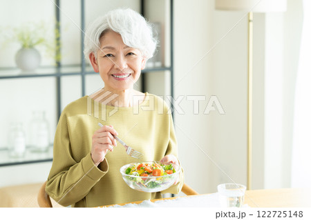 サラダを食べるシニアの女性 122725148