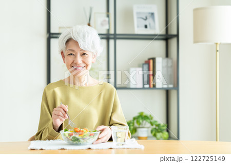 サラダを食べるシニアの女性 122725149