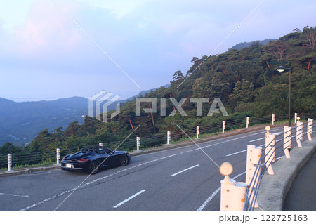 朝焼けの黒いオープンカー 122725163