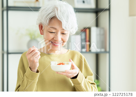 ヨーグルトを食べるワシニアの女性 122725178