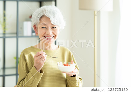 ヨーグルトを食べるワシニアの女性 122725180