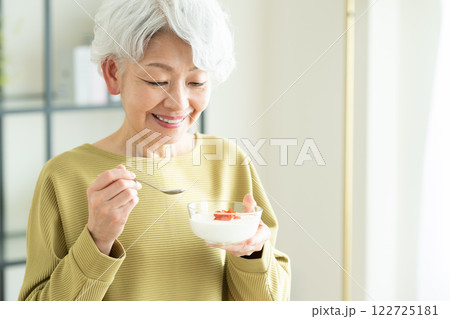 ヨーグルトを食べるワシニアの女性 122725181