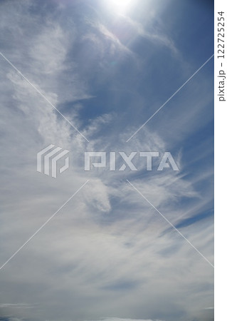 太陽を背にした逆光の雲 122725254