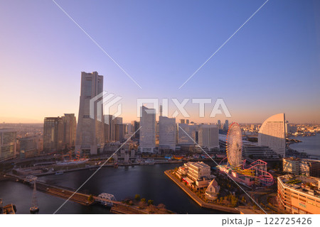 横浜みなとみらいの夕景（アパホテルより撮影） 122725426