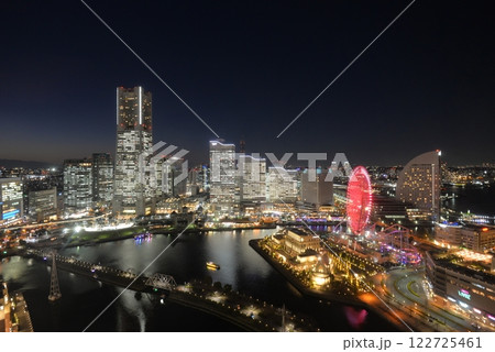 横浜みなとみらいの夜景（アパホテルより撮影） 122725461