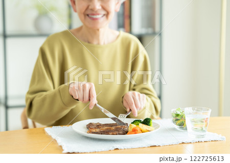ステーキを食べるシニアの女性 ステーキを食べるシニアの女性 122725613