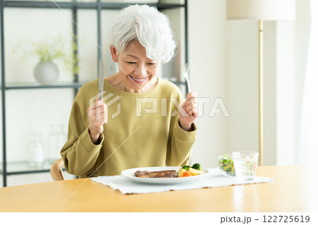 ステーキを食べるシニアの女性 ステーキを食べるシニアの女性 122725619