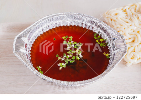 水に溶いた味噌スープ 煮込みうどん作り 水に溶いた味噌スープ 煮込みうどん作り 122725697