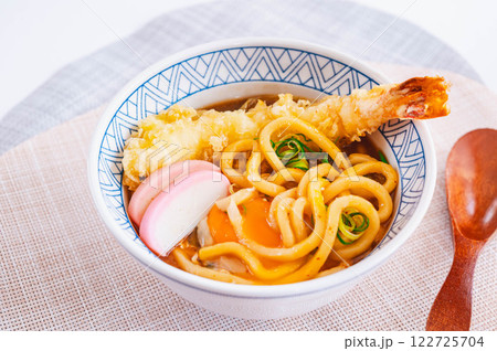 えび天を乗せた味噌煮込みうどん えび天を乗せた味噌煮込みうどん 122725704