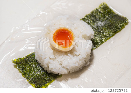煮卵のおにぎり 122725751