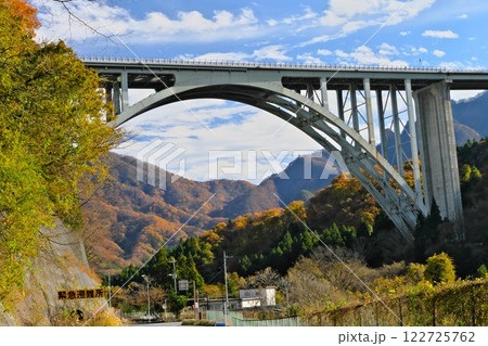 晩秋の高速道路 上信越自動道碓氷橋青空に映える 晩秋の高速道路 上信越自動道碓氷橋青空に映える 122725762