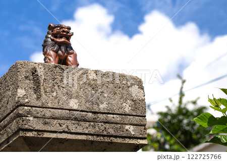 沖縄イメージ　門の上のシーサー 122725766