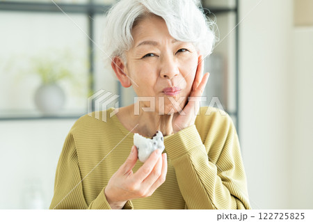 大福を食べるシニアの女性 122725825