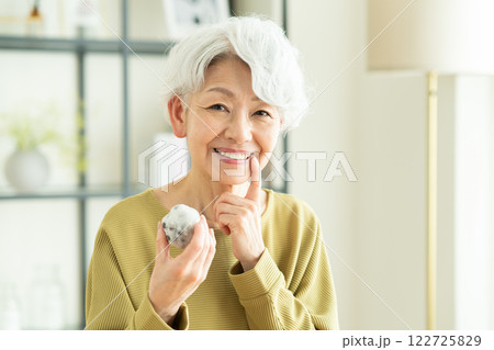 大福を食べるシニアの女性 大福を食べるシニアの女性 122725829