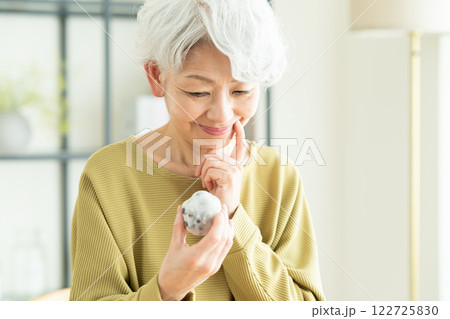 大福を食べるシニアの女性 大福を食べるシニアの女性 122725830