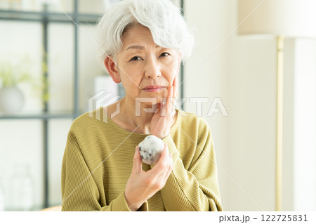 大福を食べるシニアの女性 122725831