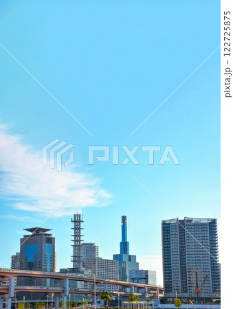 オフィスビルやマンションの高層ビルが立ち並ぶ神戸の街並み風景 122725875