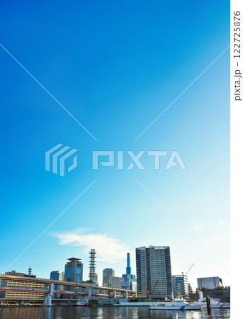 オフィスビルやマンションの高層ビルが立ち並ぶ神戸の港街の風景 122725876