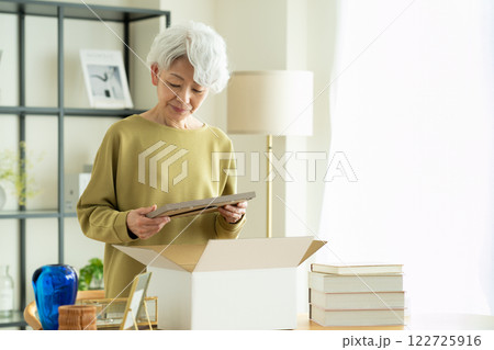 遺品整理するシニアの女性 122725916