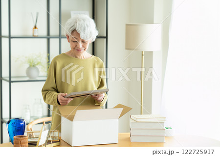 遺品整理するシニアの女性 122725917
