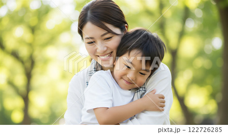 公園で遊ぶ子どもと母親 122726285