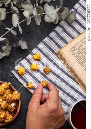 ポップコーンを食べる 122726290