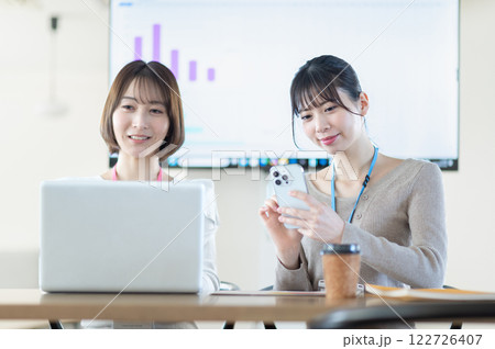 資料を持ちながら打合せをする若いビジネスウーマン 資料を持ちながら打合せをする若いビジネスウーマン 122726407