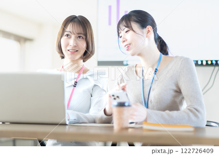 資料を持ちながら打合せをする若いビジネスウーマン 122726409