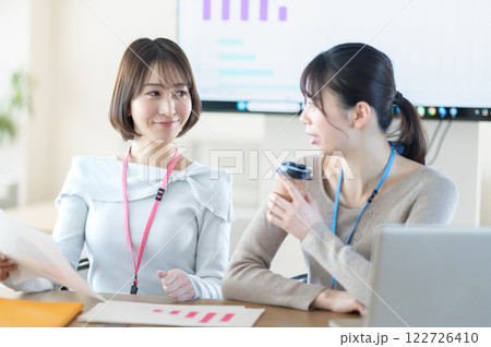 資料を持ちながら打合せをする若いビジネスウーマン 122726410