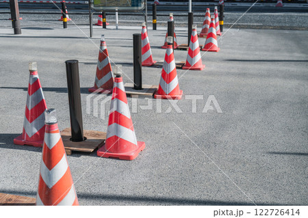 歩道に設置した車止めポール 122726414