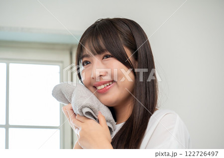 タオルで顔を拭く日本人女性 122726497