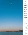 早朝の青い空と月 122726544