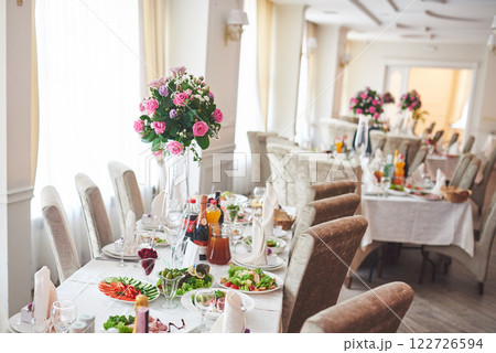 Plate at the wedding table,Wedding table settings. Wedding flower composition for guests tables 122726594