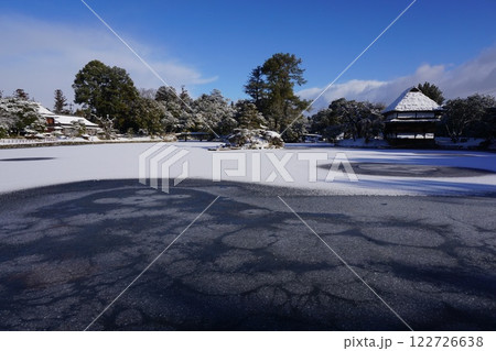 岡山県津山市にある回遊式日本庭園「衆楽園」：雪景色 122726638
