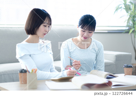 教わりながら勉強する2人の女子学生 教わりながら勉強する2人の女子学生 122726644