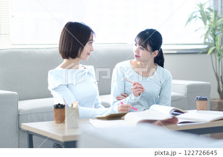 教わりながら勉強する2人の女子学生 教わりながら勉強する2人の女子学生 122726645