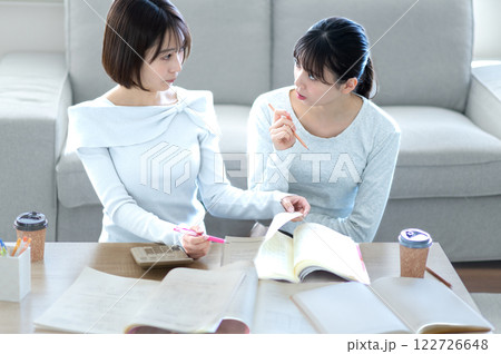 教わりながら勉強する2人の女子学生 122726648