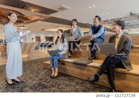 デザイナーズオフィスで働く人々 122727136