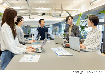 デザイナーズオフィスで働く人々 122727143