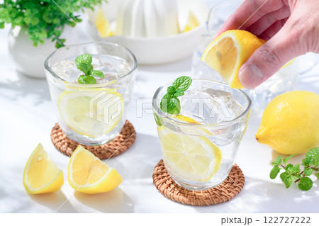 新鮮なレモンジュース （ レモネード ） 122727222