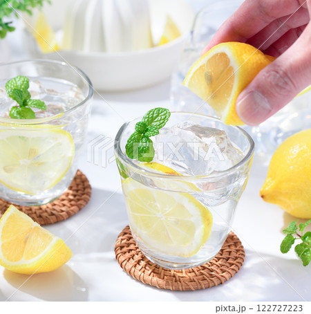 新鮮なレモンジュース （ レモネード ） 122727223