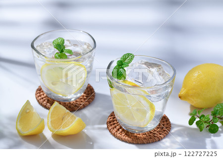 新鮮なレモンジュース （ レモネード ） 122727225