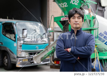 ミキサー車の前に立つ男性 122727230